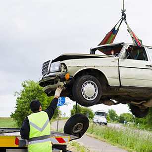 Autowrack an Kran hängend