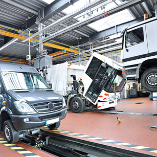Mercedes Fahrzeuge in der Werkstatt.